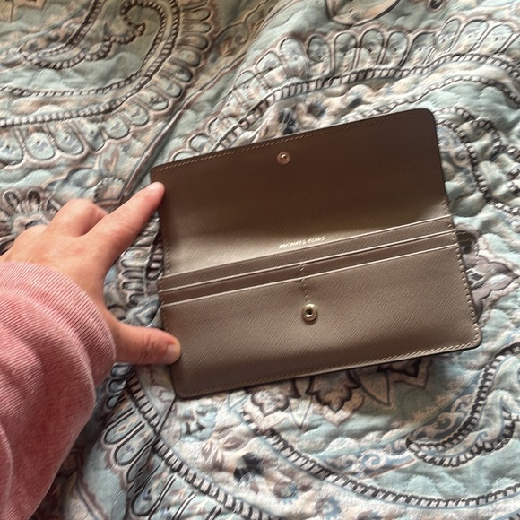 Hand bag and wallet - Picture 4 of 4